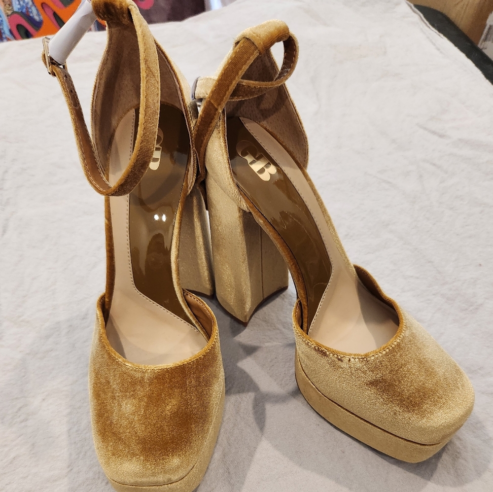 Gianni Bini Runway Gold Mustard Yellow Velvet Ankle Strap Platform Pump Heels